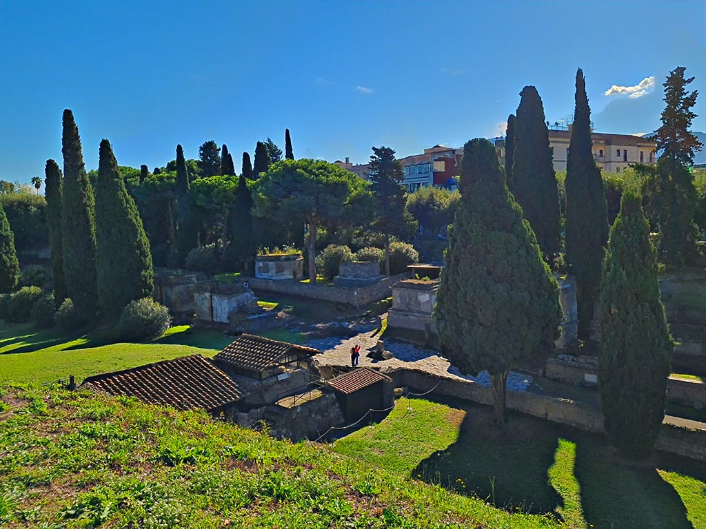 Walls on west side of Porta Nocera. October 2024. 
Looking south-east towards junction of Via delle Tombe and Via Nocera. Photo courtesy of Giuseppe Ciaramella.