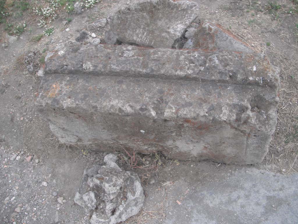 Porta Nocera, Pompeii. May 2011. Detail of Merlon capping stone. Photo courtesy of Ivo van der Graaff.