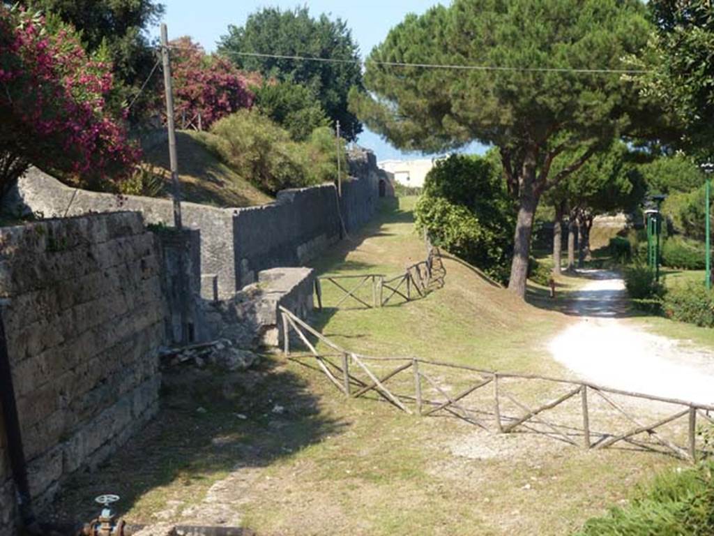 T4 Pompeii. Tower IV, on left. June 2012. 
Looking north-east along city wall on south-east side of city towards Tower V, in centre. Photo courtesy of Michael Binns.
See Van der Graaff, I. (2018). The Fortifications of Pompeii and Ancient Italy. Routledge, (p.71-81 – The Towers).