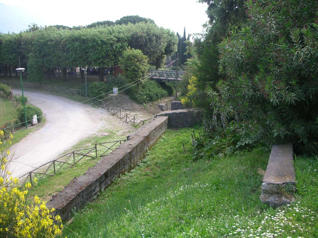Walls on south side, Pompeii. May 2010.
Looking west from Tower IV towards Piazza Anfiteatro, with pedestrian bridge towards Piazzale Anfiteatro. Photo courtesy of Ivo van der Graaff.