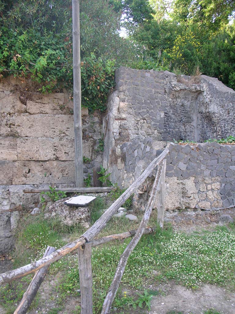 Walls on south side of City, Pompeii. May 2010. 
Detail of City Walls on west side of Tower IV. Photo courtesy of Ivo van der Graaff.
