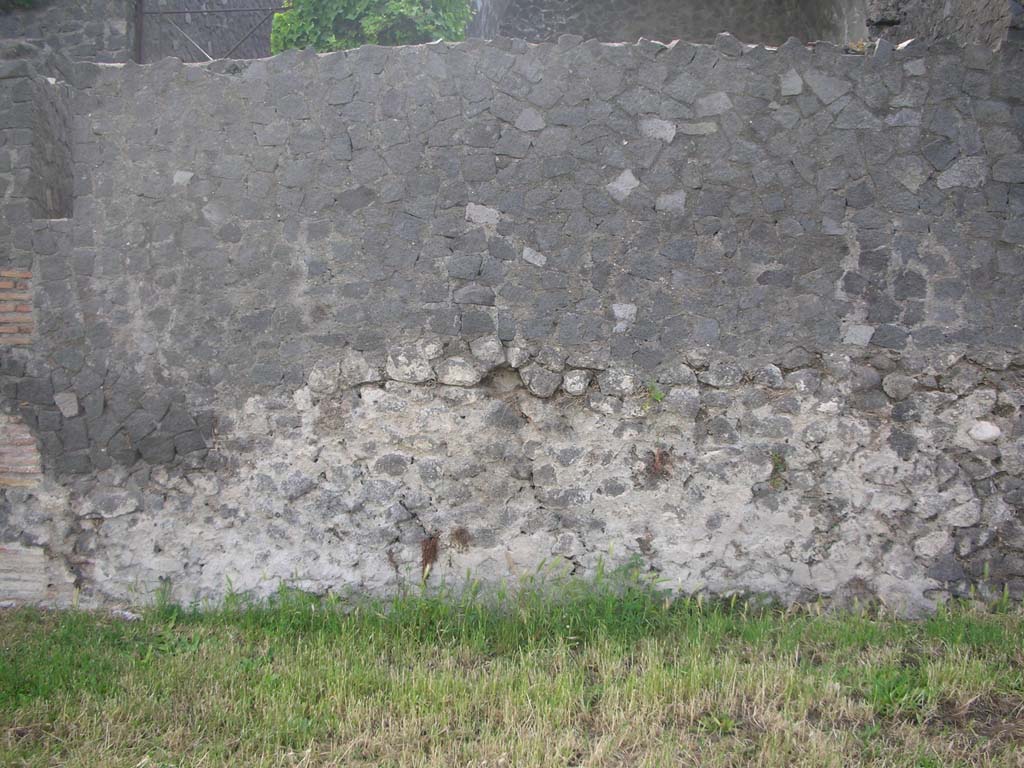 Tower V, Pompeii. May 2010. Looking towards detail of wall, with arrow slit window, on left. Photo courtesy of Ivo van der Graaff.