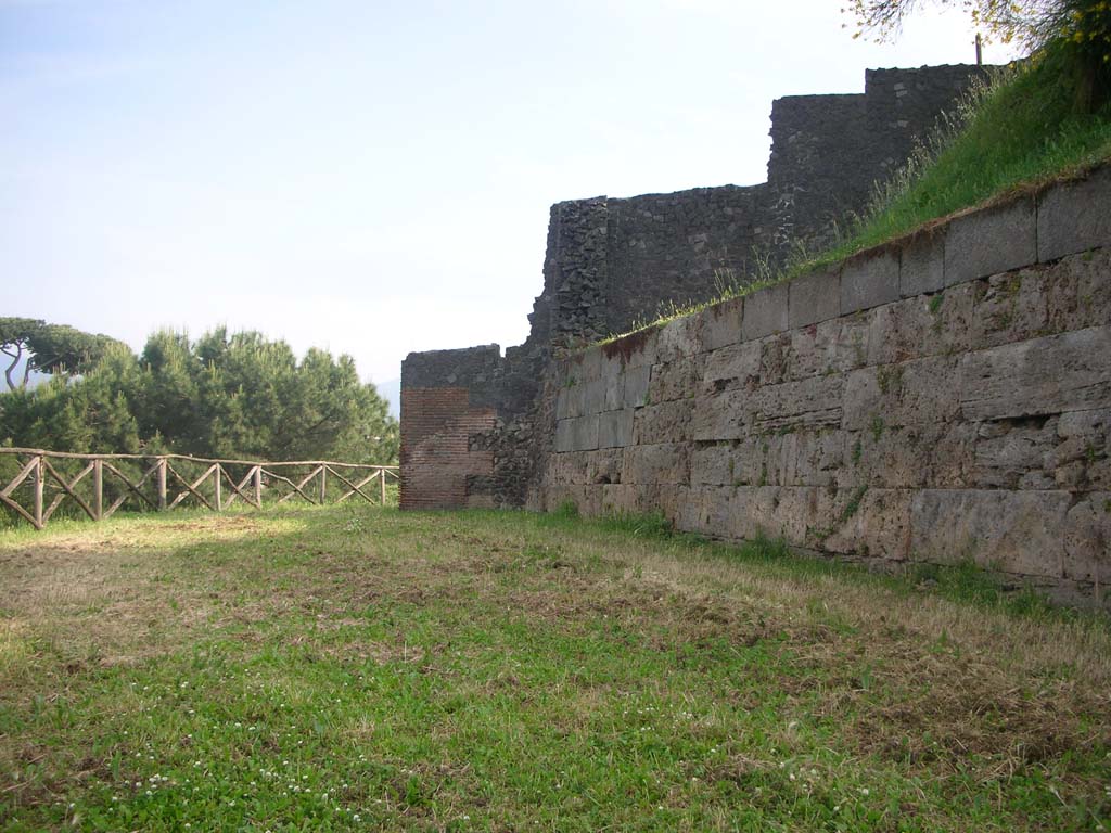 Tower V, Pompeii. May 2010. 
Looking towards Tower at south end of east wall of City. Photo courtesy of Ivo van der Graaff.