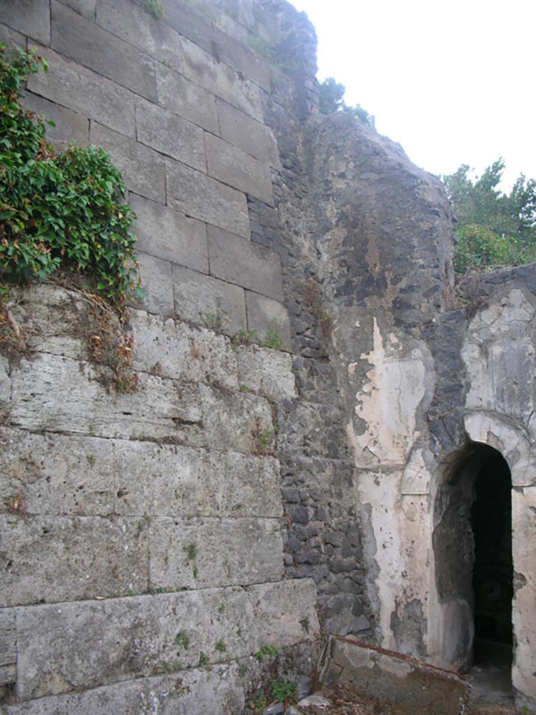 Walls on the east side of Pompeii, May 2010. 
Detail of wall at junction with south side of Tower VI. Photo courtesy of Ivo van der Graaff.