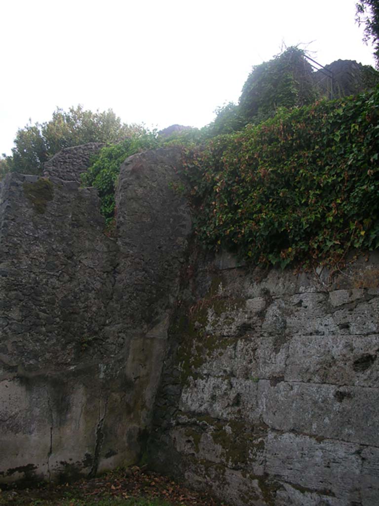 Tower VI, Pompeii. May 2010. 
Detail of junction between north side of Tower and City Wall. Photo courtesy of Ivo van der Graaff.