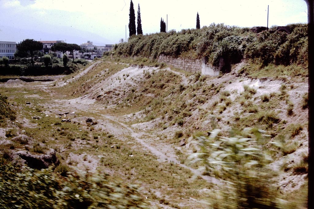 T6 Pompeii. Tower VI. 1964. The tower can be seen, right of centre, with the city walls. Looking south. Photo by Stanley A. Jashemski.
Source: The Wilhelmina and Stanley A. Jashemski archive in the University of Maryland Library, Special Collections (See collection page) and made available under the Creative Commons Attribution-Non-Commercial License v.4. See Licence and use details.
J64f1131