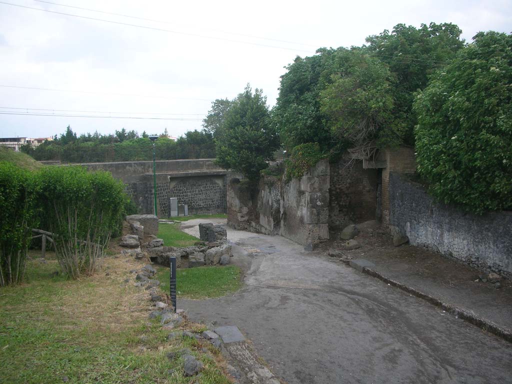Sarno Gate, Pompeii. May 2010. Looking east from end of Via dell’Abbondanza. Photo courtesy of Ivo van der Graaff.