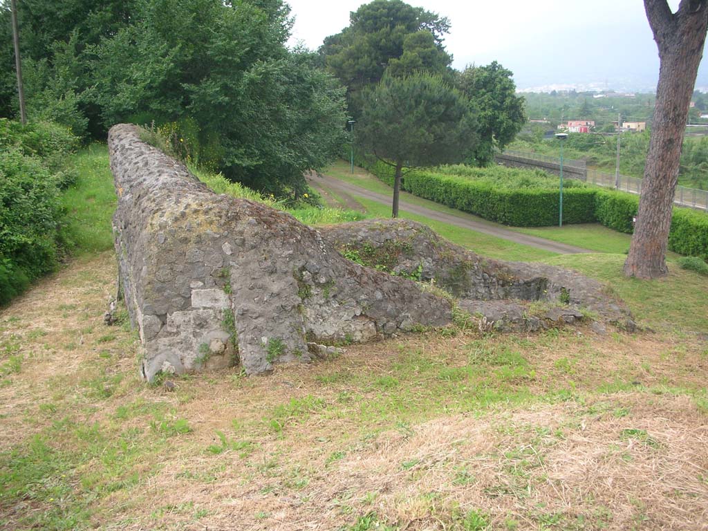 Pompeii city walls between Porta Sarno and the Porta Nola. May 2010. 
Looking west towards upper walls of Tower VII. Photo courtesy of Ivo van der Graaff.