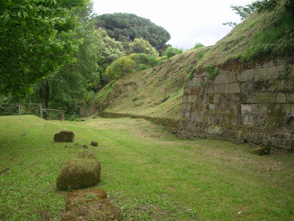 Walls on east side of Pompeii in north-east corner. May 2010. Looking south towards Nola Gate. Photo courtesy of Ivo van der Graaff.
According to Van der Graaff –
“Section of masonry west of the Porta Nola showing the juxtaposition of the travertine and tuff masonry, on the right.
Note how the tuff masonry was robbed out at a later date”. 
See Van der Graaff, I. (2018). The Fortifications of Pompeii and Ancient Italy. Routledge, (Plate 7.)
