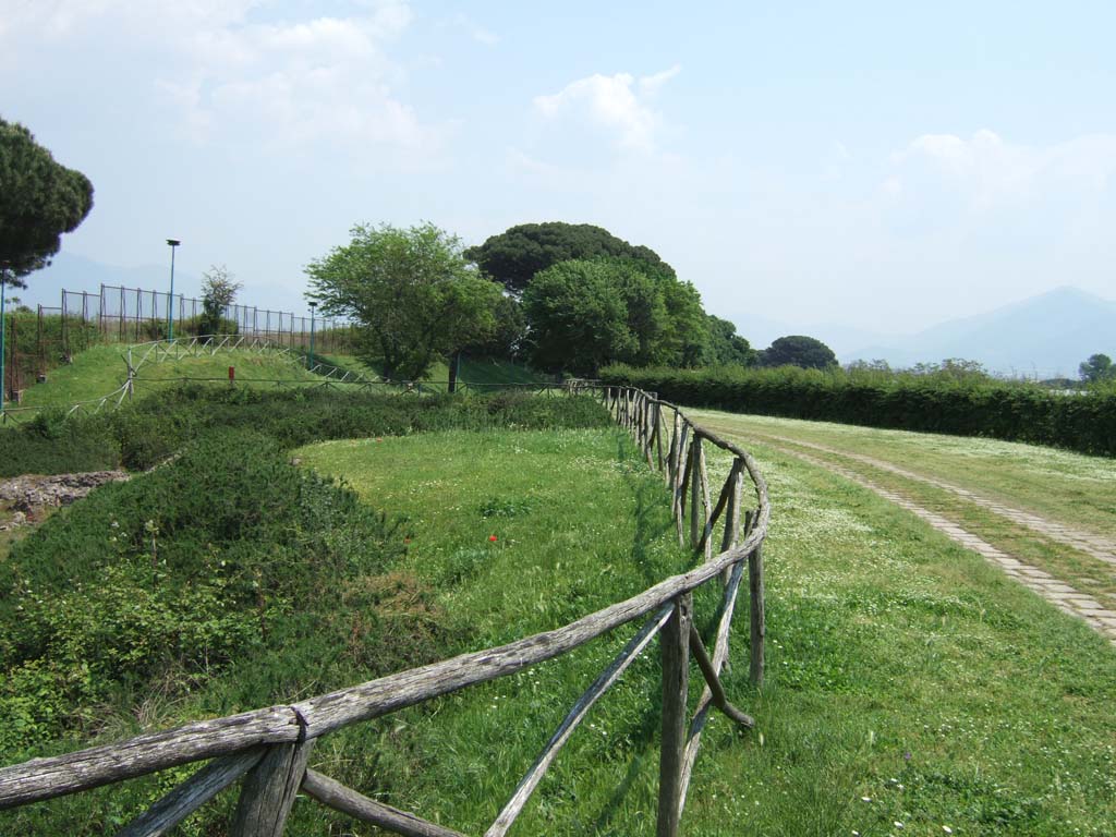 Tower IX, Pompeii. May 2006. Looking towards the east from Tower IX.
See Van der Graaff, I. (2018). The Fortifications of Pompeii and Ancient Italy. Routledge, (p.71-81 - The Towers).
