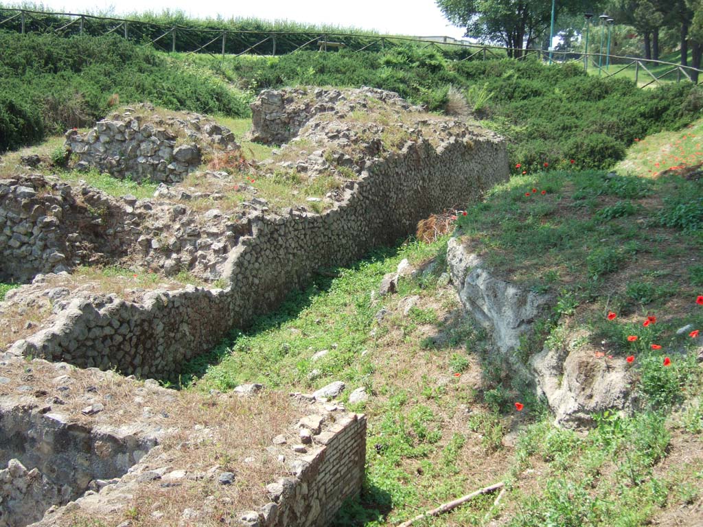 Tower IX, Pompeii. May 2006. Looking west from east end of site.
According to Van der Graaff –
“Despite these uncertainties, the majority of the opus incertum tracts surviving in the city walls probably represent post-siege repairs related to the battle and its immediate aftermath. …………………….. The remains at Tower IX point to a large post-Social War reconstruction effort, including the full reconstruction of the building and 20 metres of adjacent western curtain wall.” 
See Van der Graaff, I. (2018). The Fortifications of Pompeii and Ancient Italy. Routledge, (p.114 and Note 20).