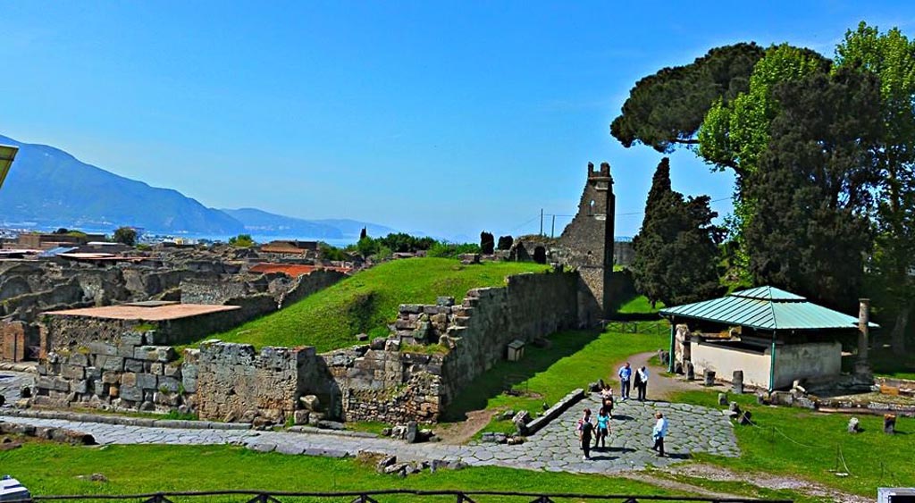 Walls, Pompeii. 2015/2016. Looking west towards Vesuvian Gate and walls leading to Tower X. Photo courtesy of Giuseppe Ciaramella.
See Van der Graaf, I. (2018). The Fortifications of Pompeii and Ancient Italy. Routledge, (p.127-128 – Porta Vesuvio).