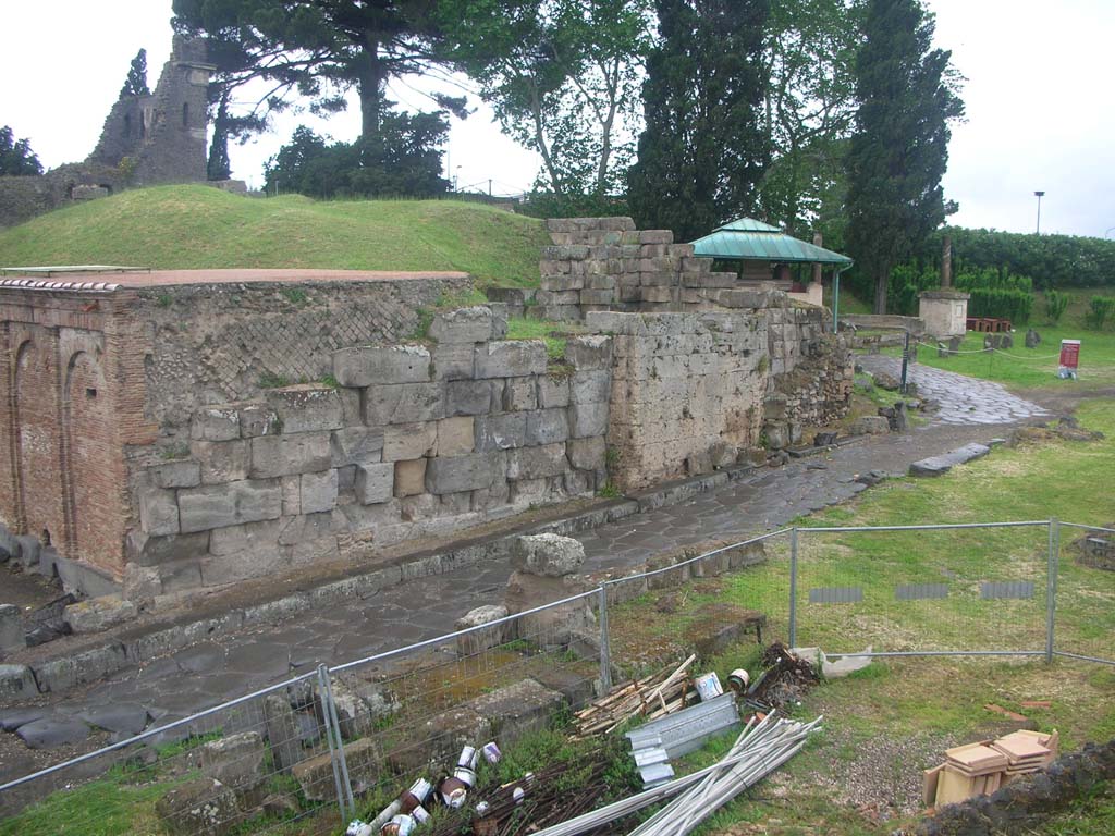 West side of Vesuvian Gate, Pompeii. May 2010. Tower X, upper left, City Wall, right of centre. Photo courtesy of Ivo van der Graaff.